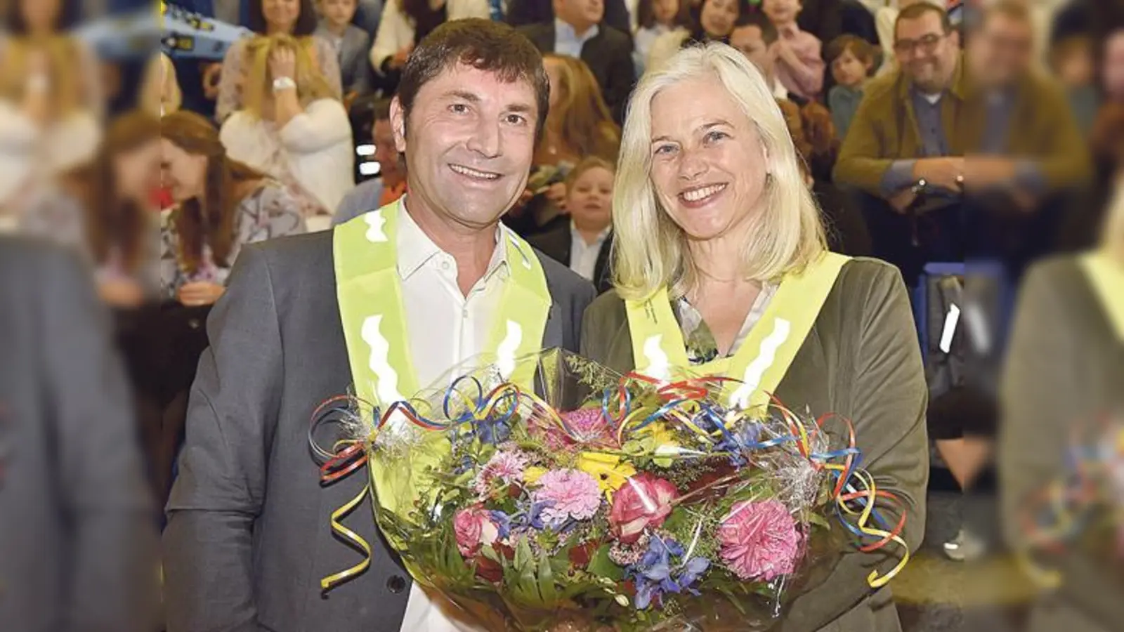 Mit Blumen und Sicherheitsweste: Bürgermeister Andreas Kemmelmeyer begrüßte am ersten Schultag die neue Grundschulrektorin Andrea Hofmann.      (Foto: Gemeinde Unterföhring)