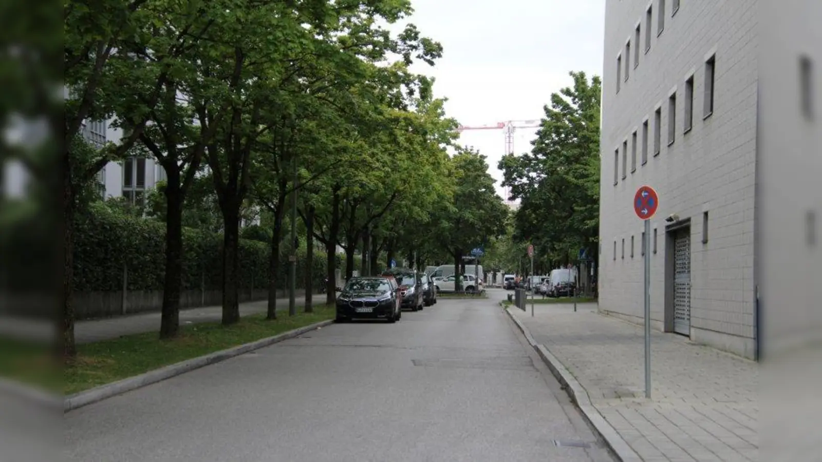 Die Straßen rund um den Rosa-Luxemburg-Platz, wie etwa die Helene-Weber-Allee, werden in das Parklizenzgebiet „Ebenau” aufgenommen. (Foto: sb)