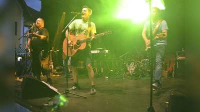 Drei Eventbühnen und einem großen Familienprogramm bietet das Poinger Straßenfestival. (Foto: Thomas Schächtl)