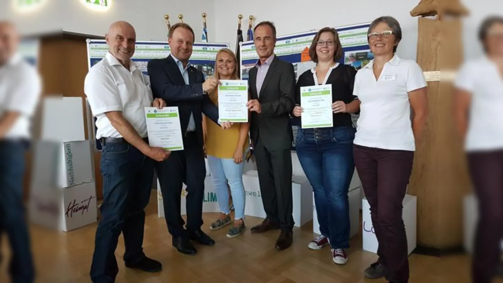 Hans Gröbmayer, Robert Niedergesäß, Lisa Huber, Andreas Lutz, Melanie Fuchs und Bärbel Zankl (v. li.) bei der Preisverleihung.	 (Foto: Energieagentur Ebersberg-München)