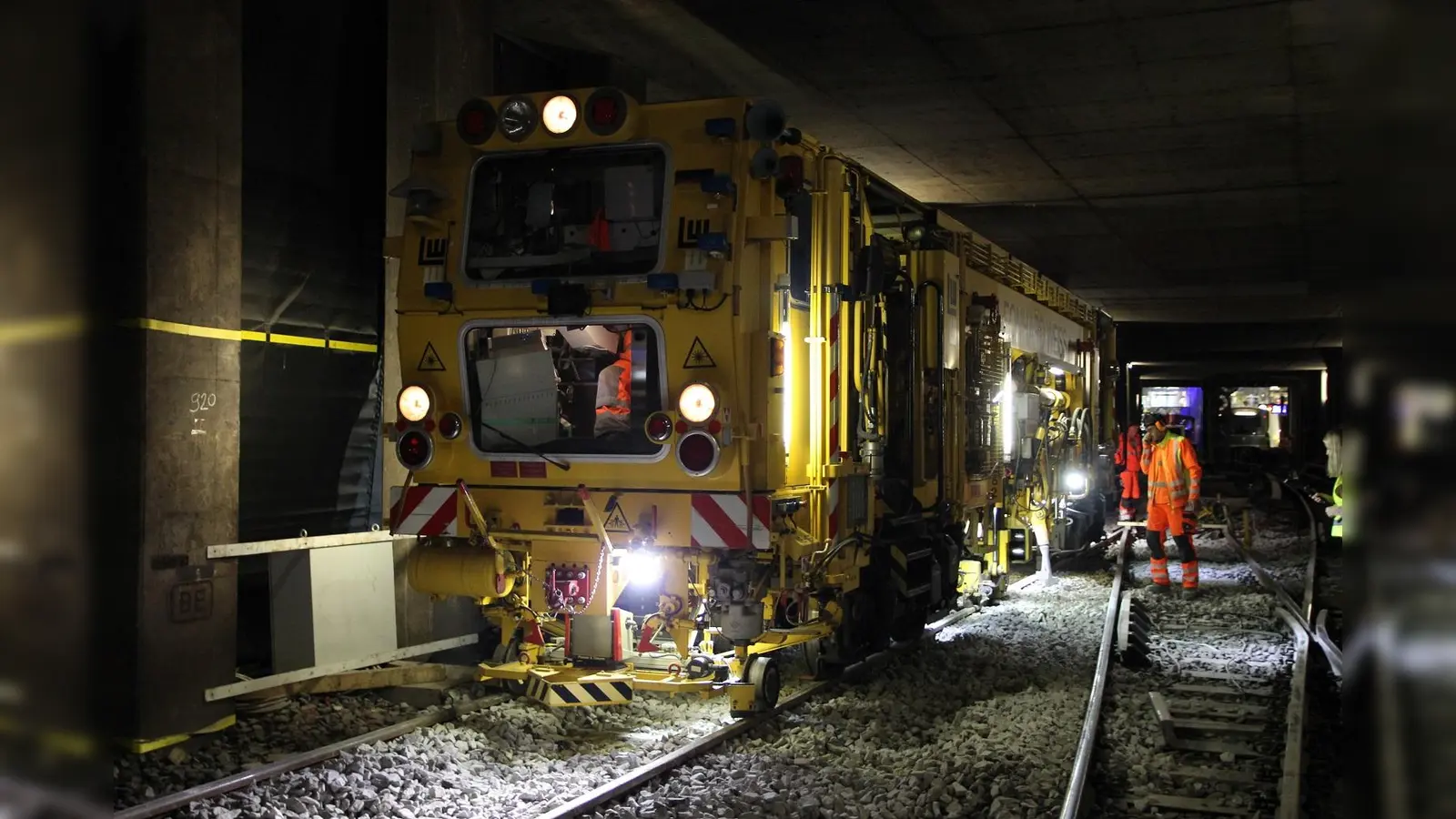 Die Stopfmaschine richtet die Schienen abschließend aus und verdichtet den darunterliegenden Schotter. (Foto: SWM/MVG)