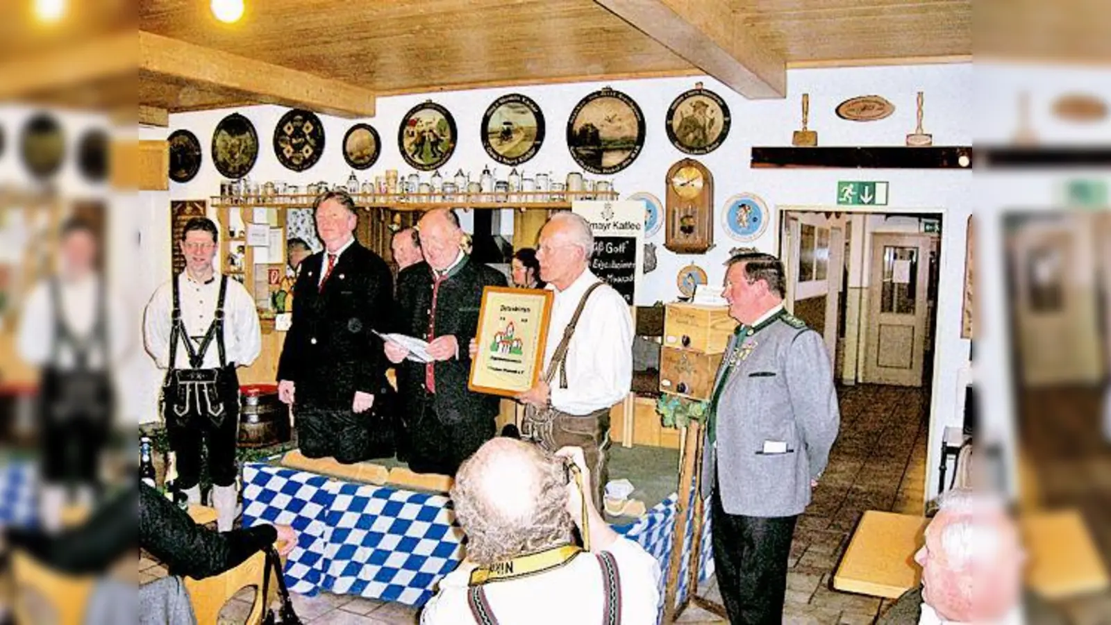 Einigten sich auf eine Patenschaft (v.l.): Ullrich Mayr, zweiter Schützenmeister, die Eigenheimer, vertreten durch Alois Lang, Dr. Heinrich Lang, Hans Marzok und Horst Rusch und der erste Schützenmeister vom Schützenkranz Moosach Sepp Kaiser. (Foto: Privat)