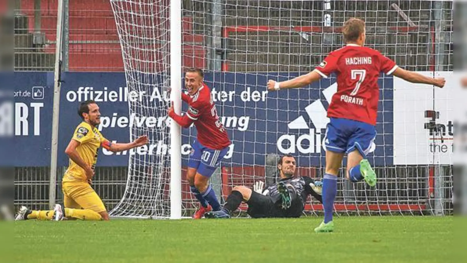 Phasenweise zeigte Haching gegen Braunschweig seine ganze Klasse: Das 1:0 durch Luca Marseiler (Mitte) war ein perfekt vorgetragener Konter.	 (Foto: Christian Riedel)