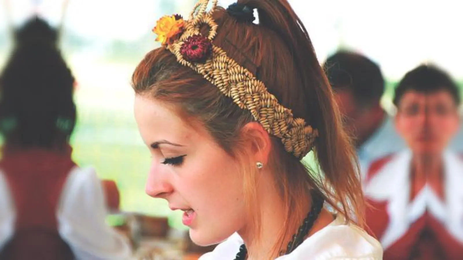 Mit prachtvollen Kopfhauben aus Getreide schmückt sich die Weiblichkeit zu Erntedank. 	 (Foto: Rudolf Naisar)