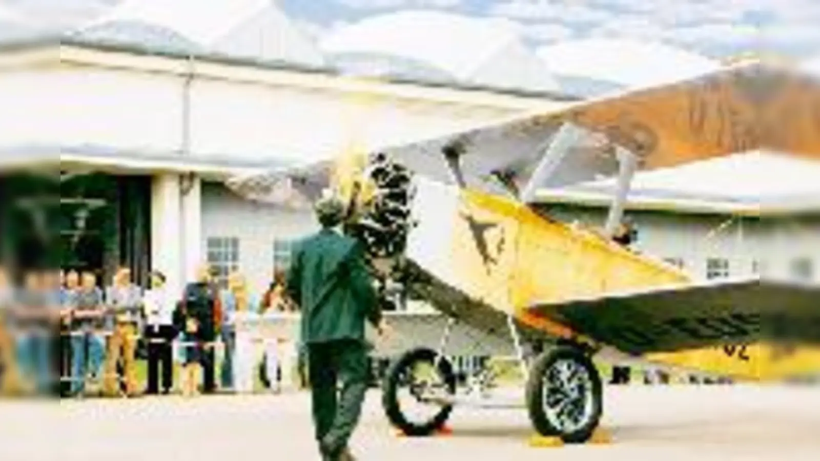 Kurbeln für den zweiten Frühling: Mit beherzten Schwüngen warf Mario Selss den »Flamingo«-Nachbau am Samstag erstmals an.	 (Foto: gf)
