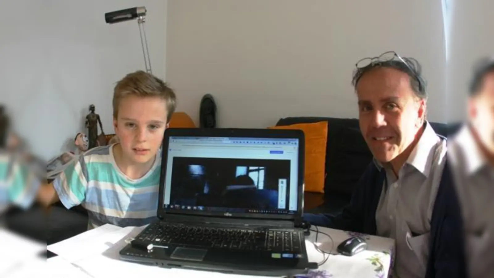 Zwei, die am gleichen Strang ziehen: Stolz präsentiert Robert Franck die Filmerfahrungen seines Sohnes mit szenischen Sequenzen am Laptop .	 (Foto: Hettich)