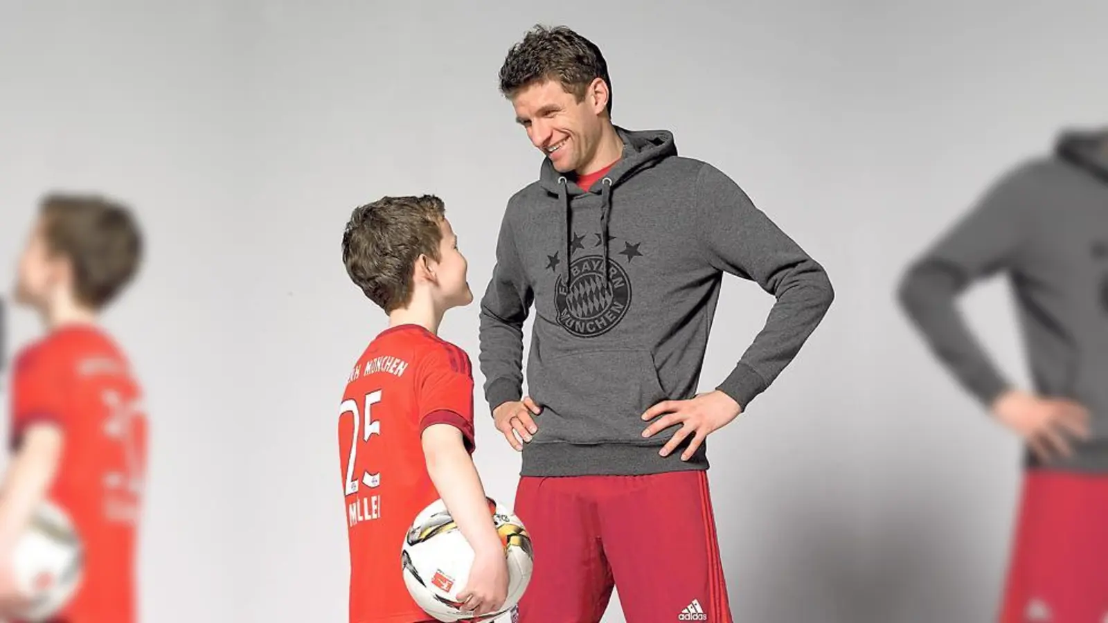 Thomas Müller hats geschafft. Als Fußballer und als Mensch ist er heute Vorbild für eine ganze Generation von Nachwuchsfußballern, so wie Janis. Er stand mit Thomas Müller für ein Fotoshooting vor der Kamera.	 (Foto: FC Bayern Erlebniswelt)