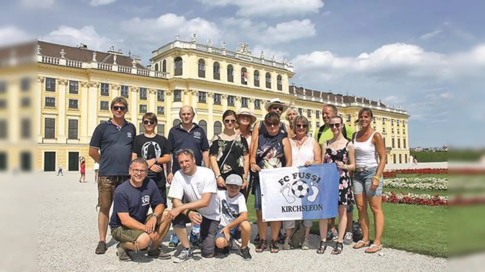 Der FC Fussi präsentierte sich mit seiner Kultfahne vor dem Schloss Schönbrunn in Wien.	 (Foto: VA)