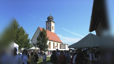 Am 29. September herrscht wieder buntes Markttreiben zu Füßen der Frauenneuhartinger Kirche.  (Foto: Heimatverein Frauenneuharting)