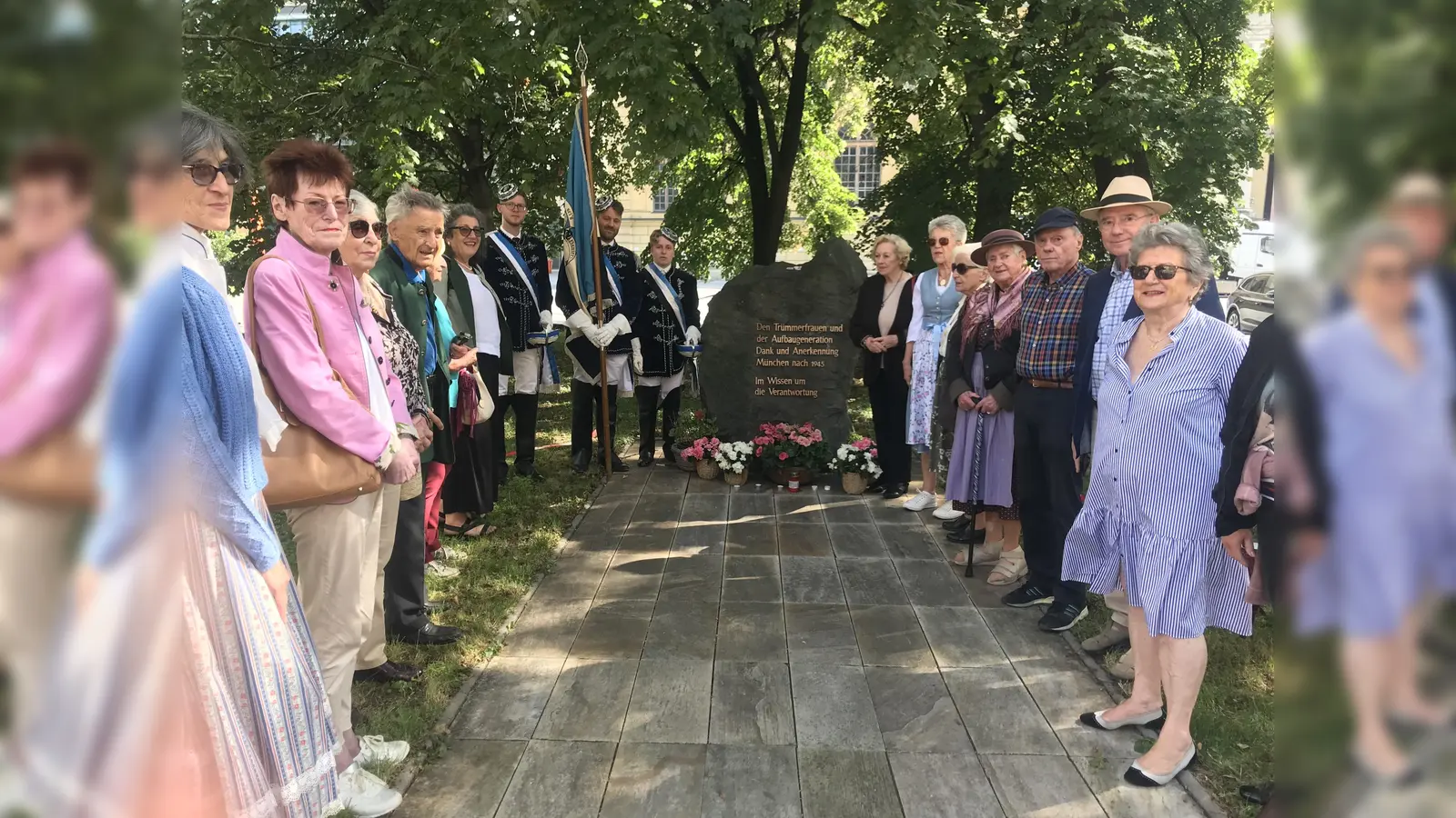 Der Verein „Dank der Aufbaugeneration” traf sich zu einer Gedenkstunde am Stein nördlich des Marstallplatzes.  (Foto: Verein)