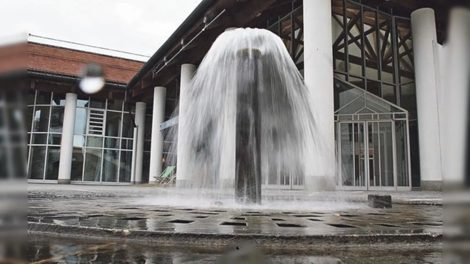 So ist »Hochwasser« vor der Stadthalle ja ganz nett, aber wenn die Sturzfluten kommen, wird es ernst. Der erste Bayerische Hochwasserschutztag will aufklären. 	 (Foto: kw)