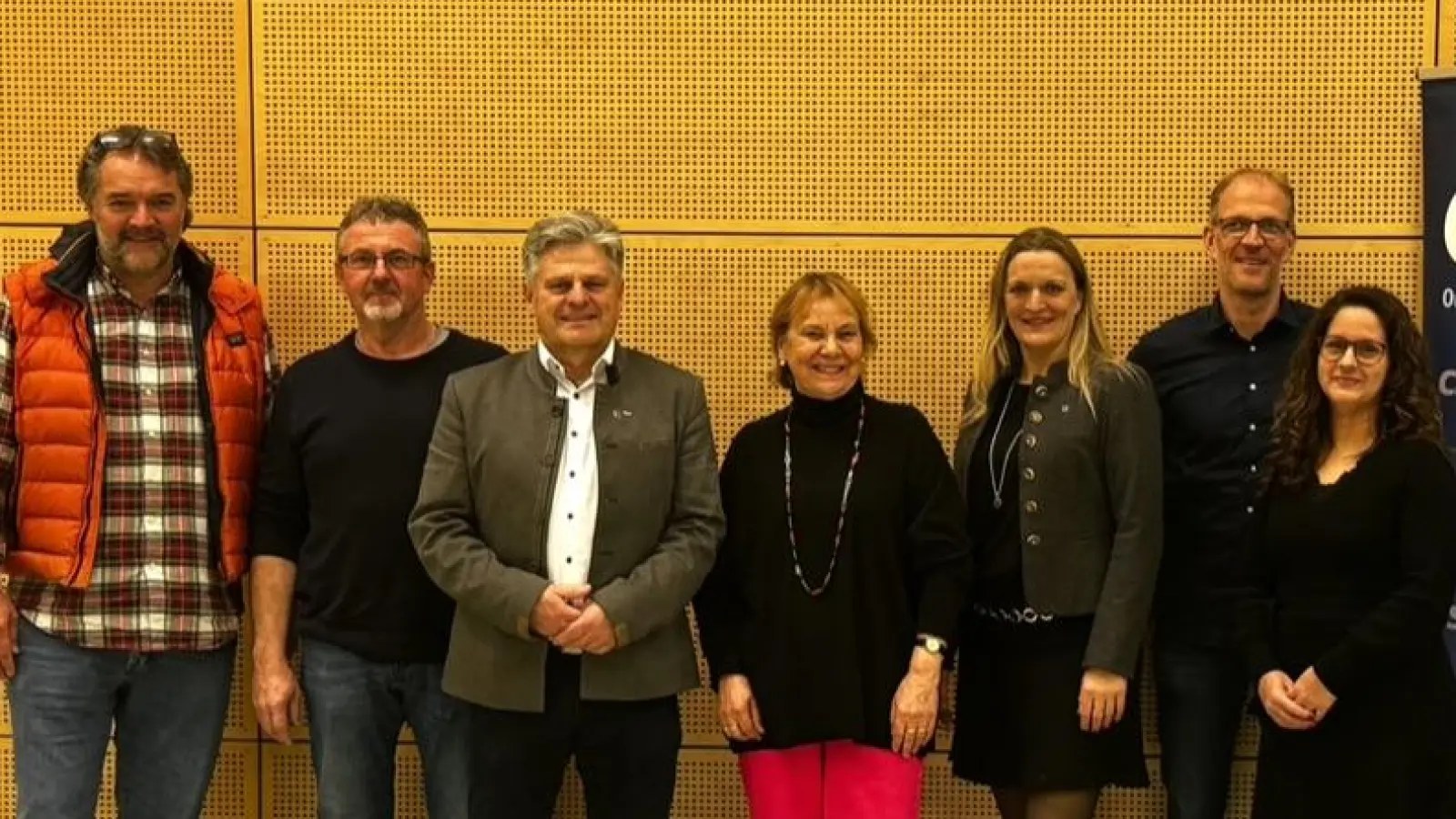 Allings Bürgermeister Stefan Joachimsthaler (3.v.l.) und Bezirksrätin Gaby Off-Nesselhauf (4.v.l.) mit dem Vorstand des CSU-Ortsverbands Alling (v.l.): Thomas Muderlak (Schatzmeister), Josef Strobl (stellv. Vorsitzender), Sabine Stoklossa (Vorsitzende), Wolfgang Hartl (Digitalbeauftrager) und Susanne Marten (Schriftführerin). (Foto: CSU Alling)