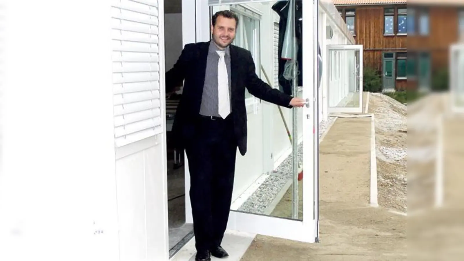 »Herzlich willkommen!« Rektor Matthias Wabner hat am Dienstag die allerersten Schüler der neuen Realschule in den Übergangscontainern begrüßt.	 (Foto: cs)