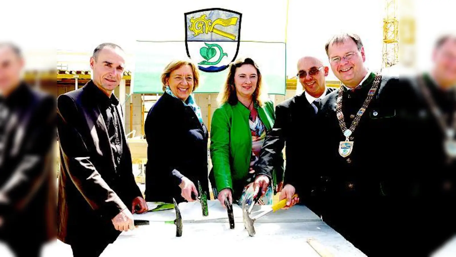 Den Grundstein für den Neubau der Schule legten (v. l.)  Architekt Marcus Vollmann, Landrätin Johanna Rumschöttel, Landtagsabgeordnete Kerstin Schreyer-Stäblein, Regierungsvizepräsident Ulrich Böger und Bürgermeister Wolfgang Panzer.  (F.: Kohnke)