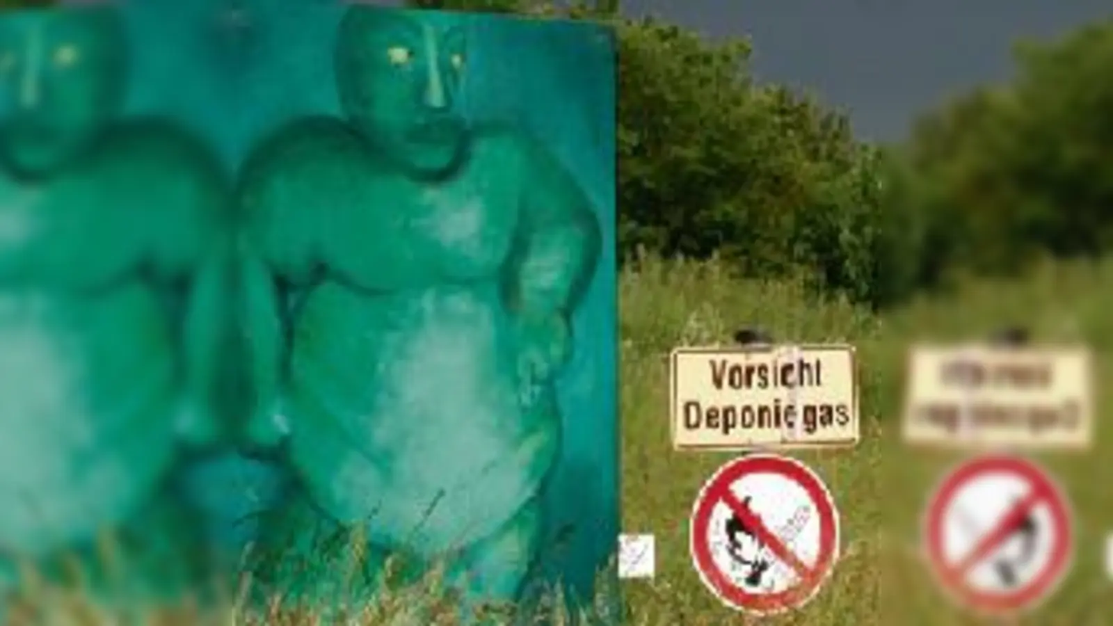 Germanische Mythologie trifft neuzeitliche Beschilderung: Der Elfenkönig »Alberich« aus der Ausstellung »Nymphenberg«.	  (Foto: VA)