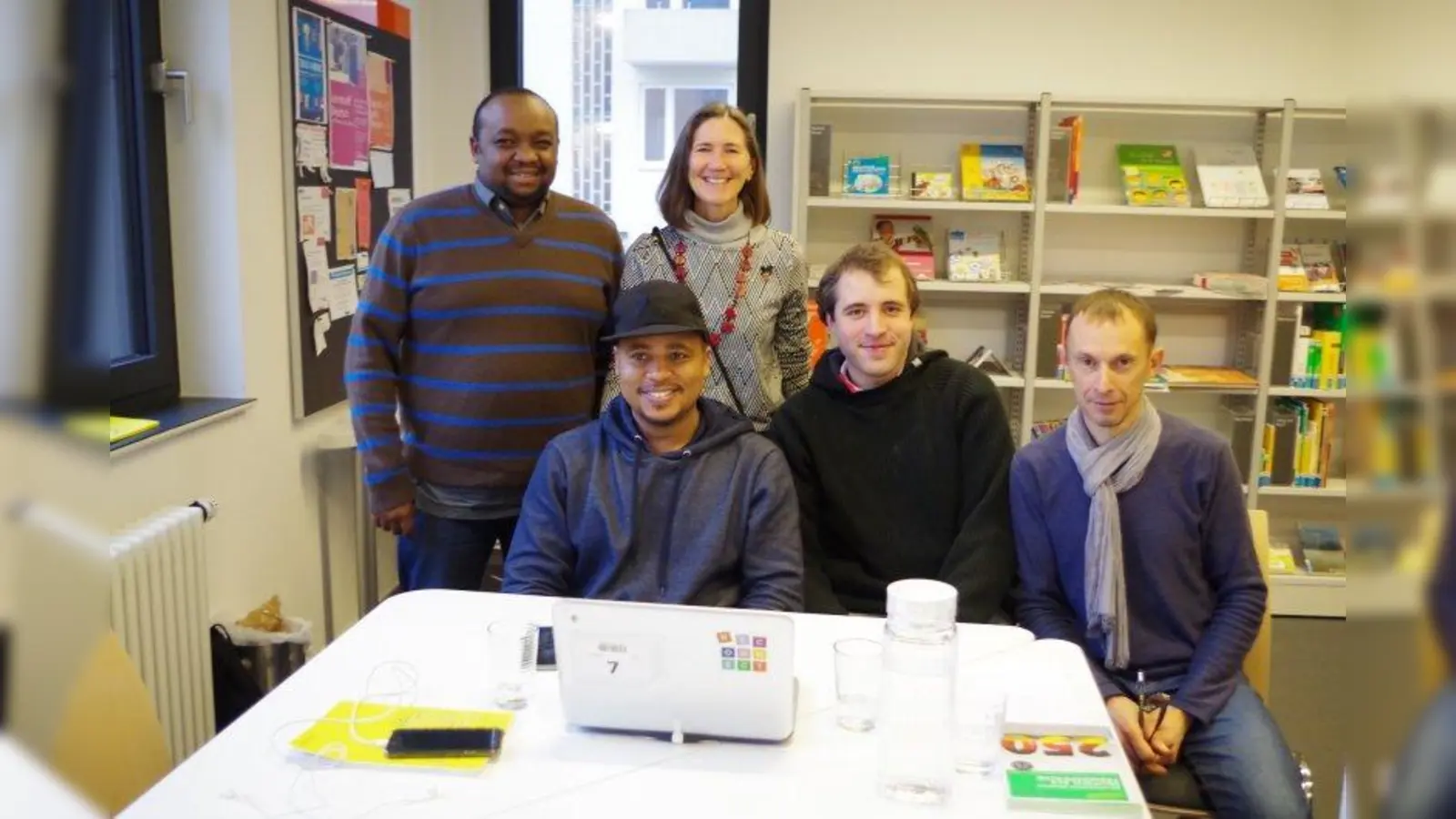 Zusammen geht vieles leichter. In der Stadtbibliothek Westend lernen sie gemeinsam Deutsch: v.l. Adam (38) aus Tansania, ehrenamtliche Projektleiterin Jenny Jennings, Robert (36) aus Tansania, Filip (28) aus Tschechien und Giovanni (53) aus Italien. (Foto: kö)