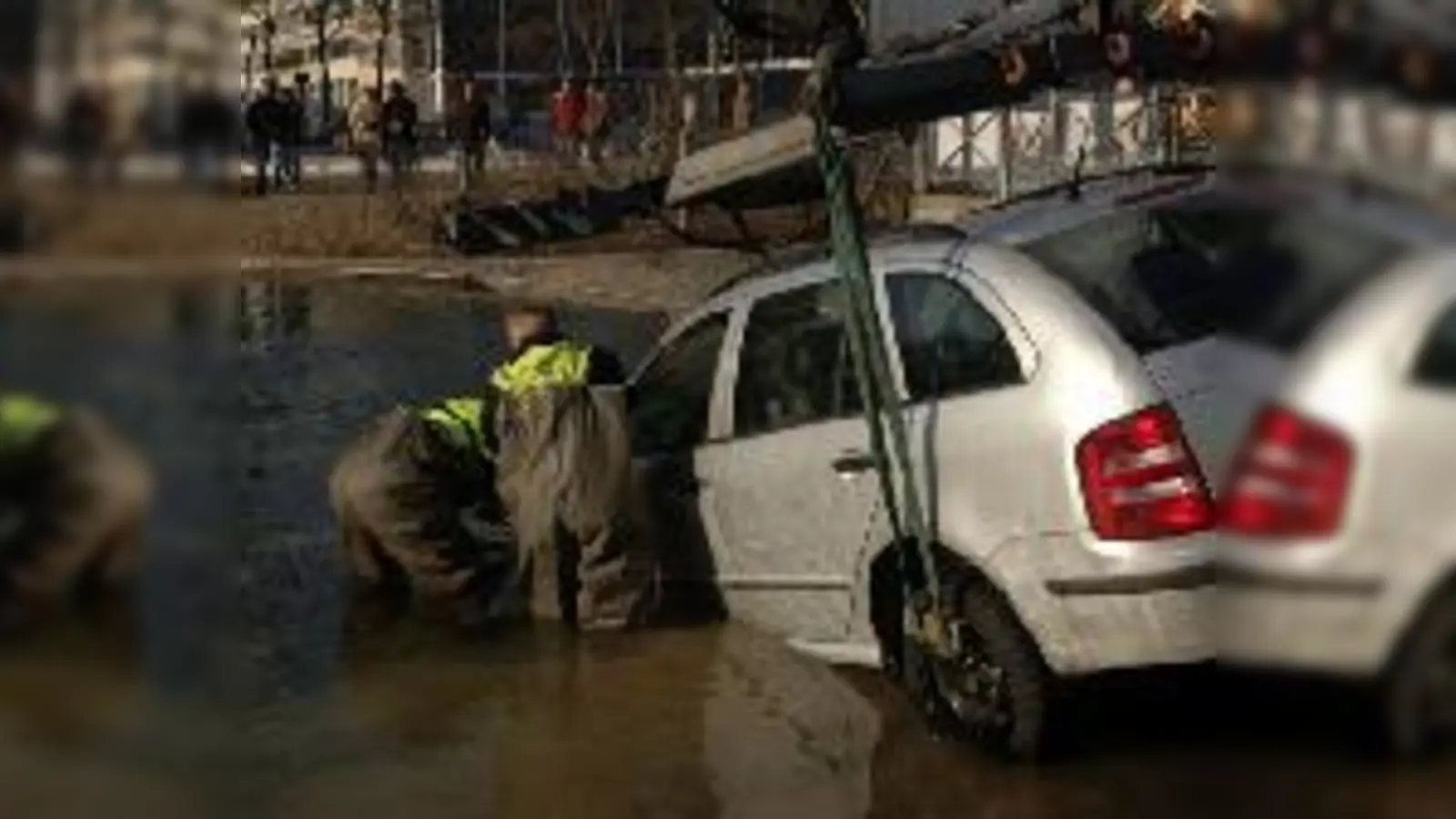 »Spektakel« beim Sonntagsspaziergang: Die Feuerwehr hievt das Auto aus dem Staatskanzlei-Weiher.<br><br>	 (Foto: Feuerwehr)