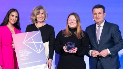 Überreichten den Preis für das gelungene Inklusionsprojekt: Schauspielerin Sila Sahin-Radlinger (l.) und Bundesarbeitsminister Hubertus Heil (r.) an Andrea Hanisch, 1. Vorsitzende Zukunft trotz Handicap e.V. und Karina Reisenegger, Zukunft trotz Handicap e.V. (Foto: J. Konrad Schmidt (BFF Professional))