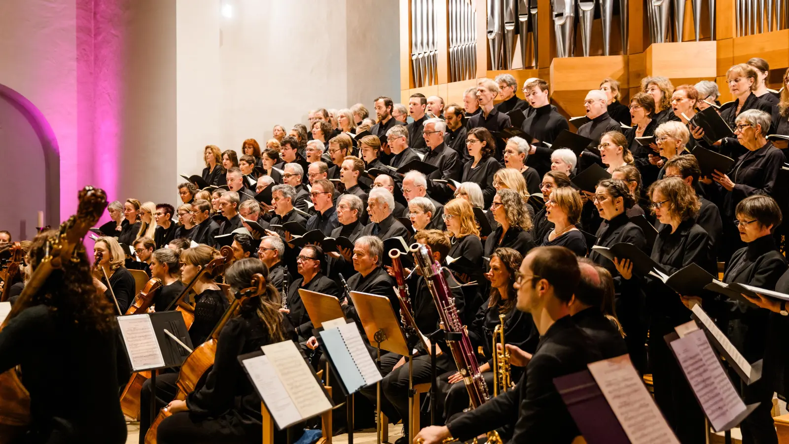 Der Chor der Himmelfahrtskirche mit fast 100 Sängerinnen und Sängern führt „Die Schöpfung” auf. Dazu kommen 33 Instrumentalisten und die Solisten.  (Foto: Vera Johannsen)
