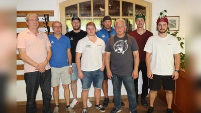 Der alte und zugleich neue Vorstand: Werner Schilcher, Christian Mock, Tobias Dietz, Daniel Anderl, Martin Burger, Lorenz Barfüßer, Manfred Guggemos und Michael Krönauer (von links). (Foto: Roland Halmel)