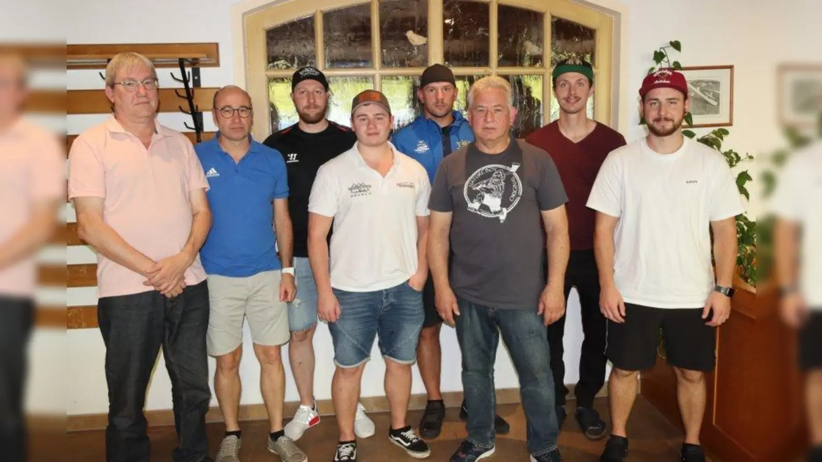 Der alte und zugleich neue Vorstand: Werner Schilcher, Christian Mock, Tobias Dietz, Daniel Anderl, Martin Burger, Lorenz Barfüßer, Manfred Guggemos und Michael Krönauer (von links). (Foto: Roland Halmel)