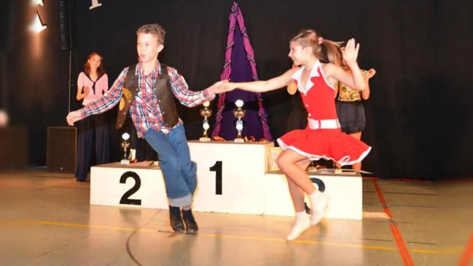 Auftritt im Rockabilly-Outfit: Theresa Sommerkamp und Elian Preuhs aus Oberpframmern tanzen leidenschaftlich gerne Boogie. 	 (Foto: Privat)