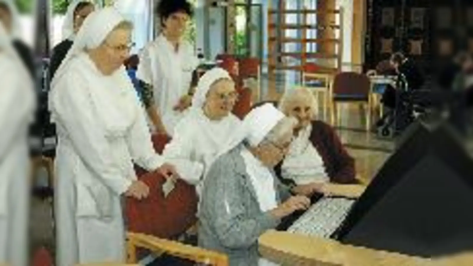 Surfen, Mailen, Chatten: Die Bewohner im Altenheim St. Michael haben mit »Pinguin« den Anschluss an die E-Mail-Generation locker geschafft.  (Foto: cau)