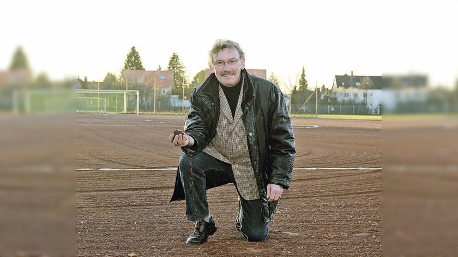 Joachim Horn, Vorsitzender des Vereins TSV 54  DJK München und BLSV-Kreisvorsitzender Hans-Ulrich Hesse (kl. Foto).	 (Fotos: sl/E.S.)