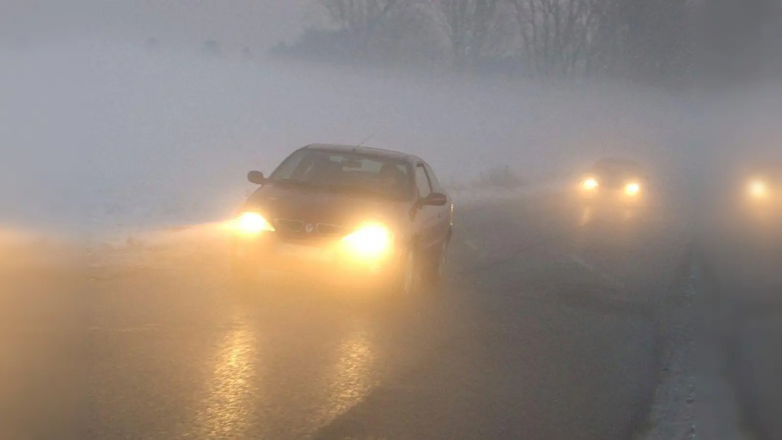 Schlechte Sicht, glatte Straßen: Sicheres Fahren bei schlechten ­Bedingungen lernen die Teilnehmer an einem ADAC Fahrsicherheits-Training. (Foto: ADAC)