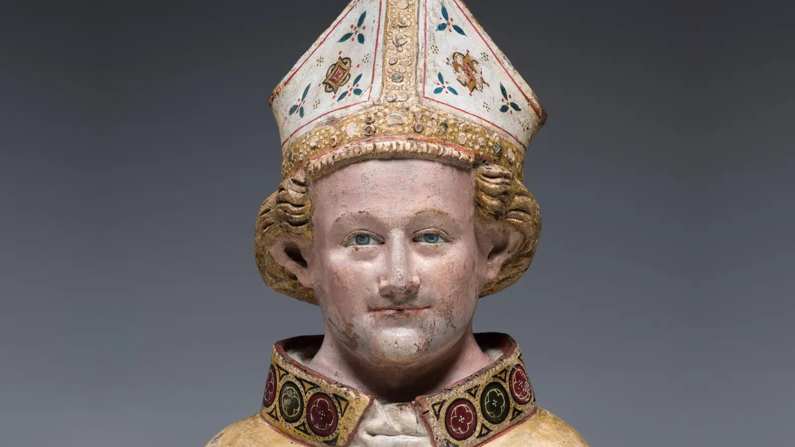 Das Bayerische Nationalmuseum hat seine Mittelaltersäle wiedereröffnet. Sie beherbergen eine reichhaltige Sammlung an epochentypischen Kunstwerken. Hier die Reliquienbüste eines heiligen Bischofs aus der Zeit zwischen 1350 und 1358.  (Foto: Bayerisches Nationalmuseum, Bastian Krack)