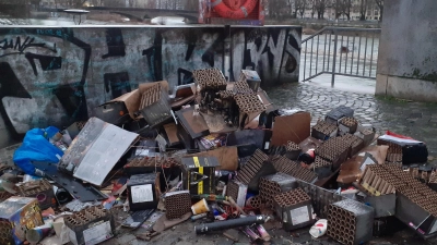 Tonnenweise Müll hinterließen Feiernde an Neujahr – hier an der Reichenbachbrücke.  (Foto: mha)