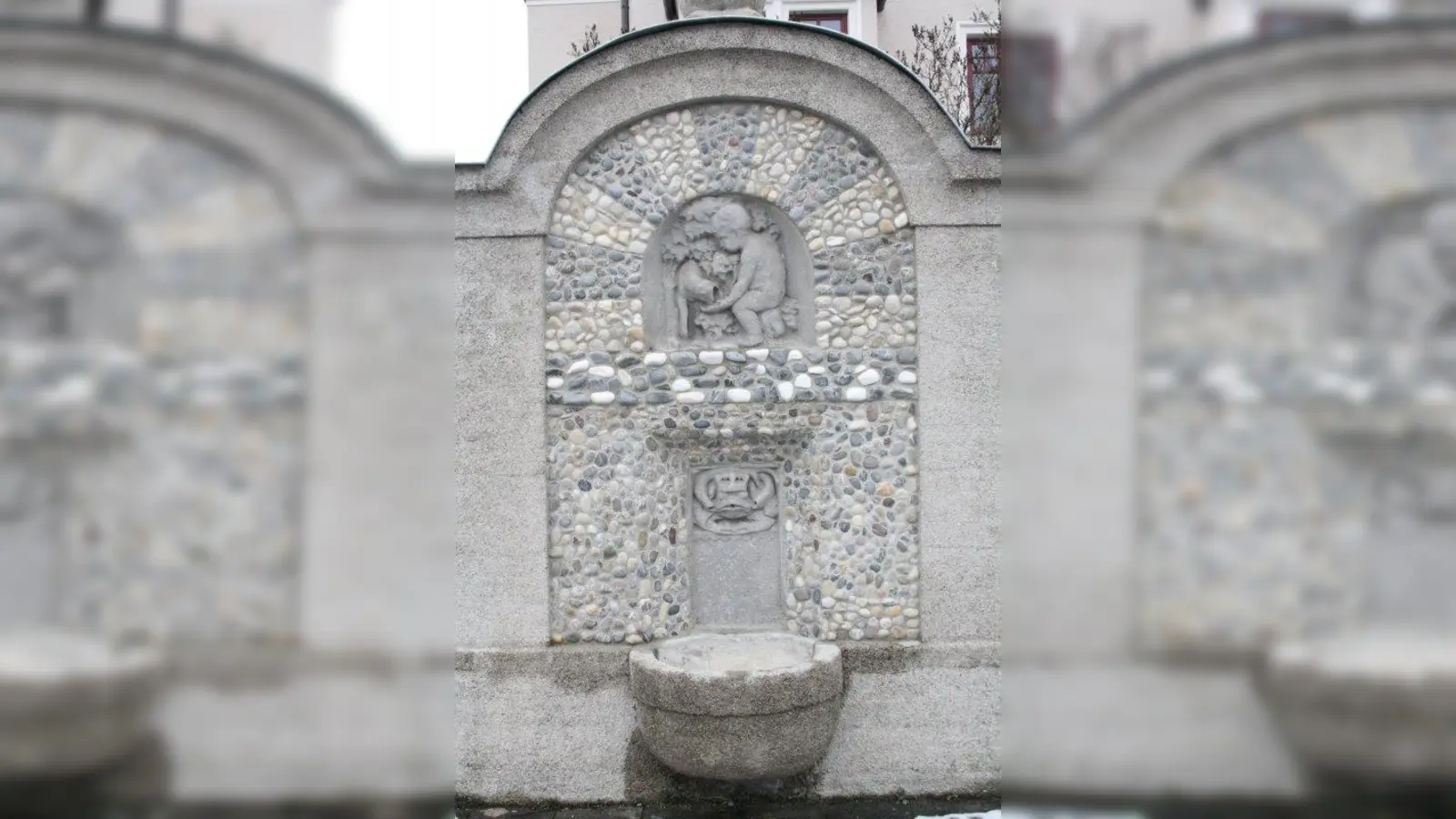 Vergangene Woche suchten wir den steinernen Wandbrunnen an der Allacher Georg-Reismüller-Straße 46. Der Brunnen aus der Zeit um 1900 schmückt die denkmalgeschützte Villa. (Foto: job)
