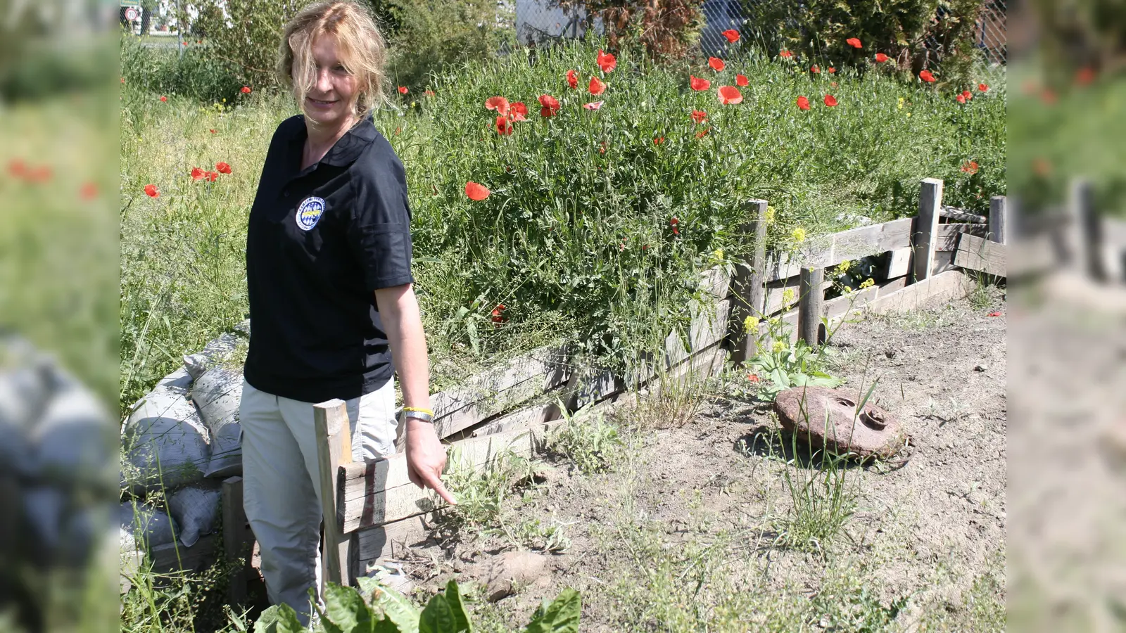 Eveline Zwehn auf dem Übungsgelände von EMC in Langenpreising. Die einzige Schule in Süddeutschland dieser Art bildet Fachpersonal in Sachen „Sprengmittel“ weiter. (Foto: kw)