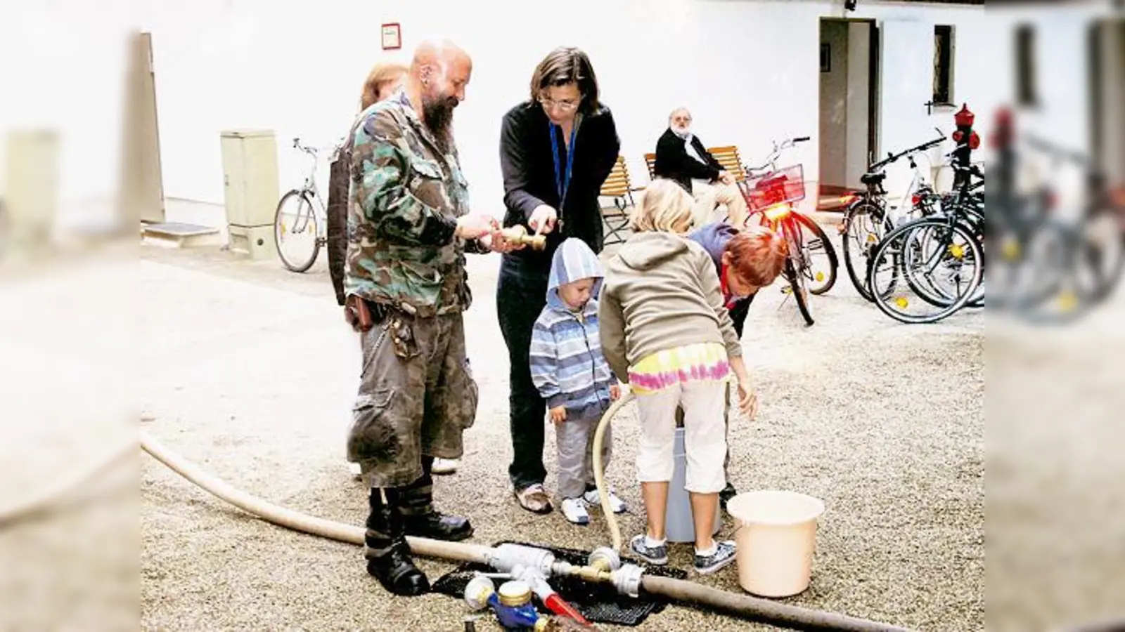Geschäftsstellenleiter Karl Seebauer zeigte Besuchern des neuen Wasserwerkes unter anderem den Umgang mit Löschgeräten.  (Foto: Oswald)