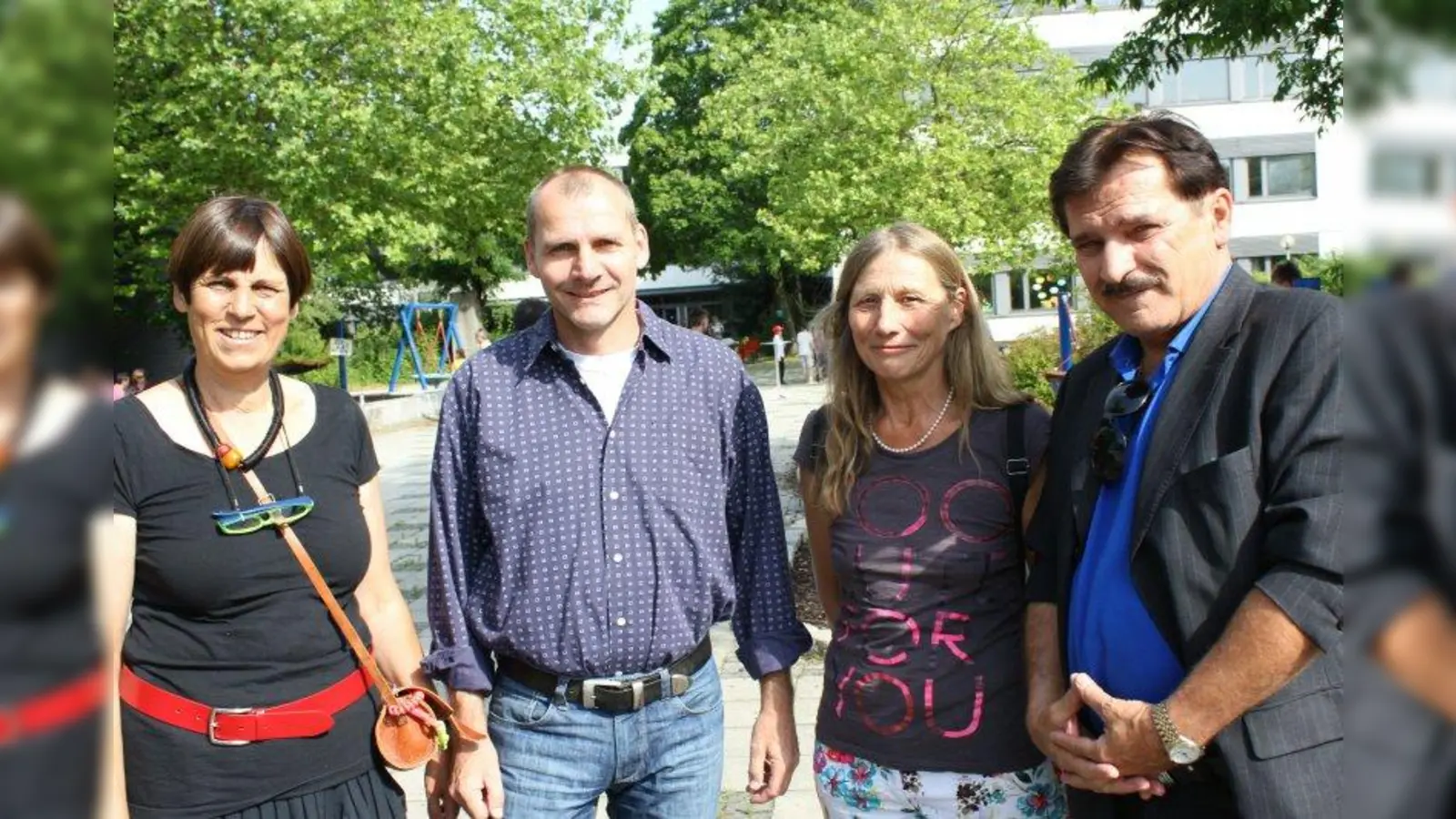 „Wir sind glücklich, dass uns so viele geholfen haben.” Mittelschullehrerin Andrea Oestreicher, Grundschulvater Walter Krinner, Mittelschulelternbeirat Bettina Hecker und Schulleiter der Mittelschule Rudolf Weiß (v.l.). (Foto: US)