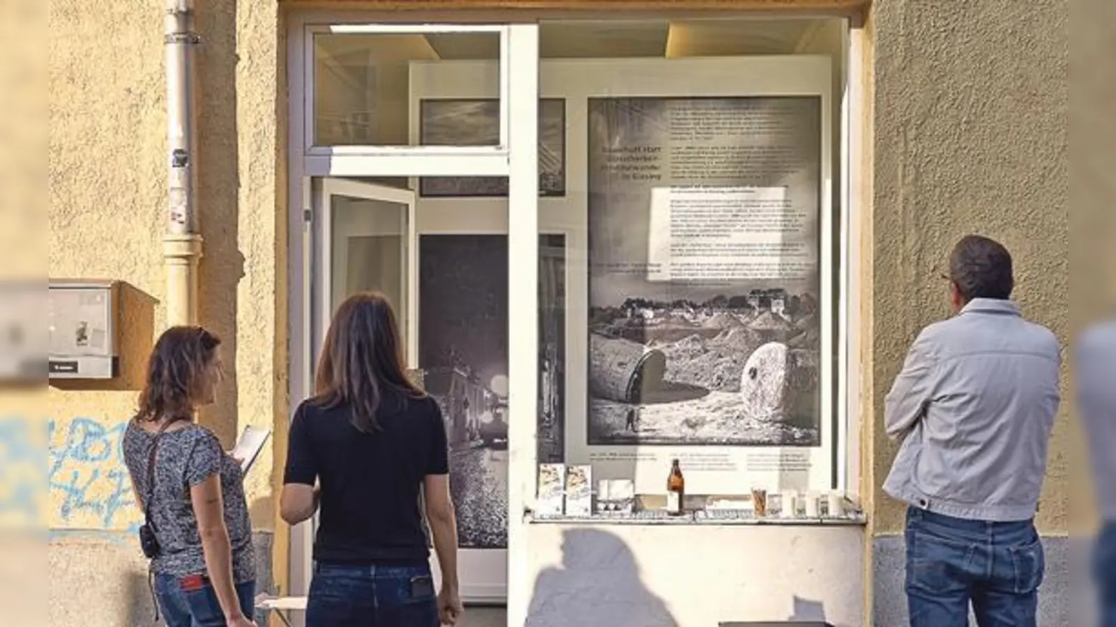 Sechs Schaufenster von leerstehenden Läden in Obergiesing sind nun Ausstellungsflächen.	 (Foto: MGS  Torsten Müller)