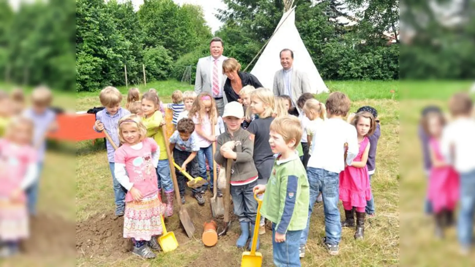 Beim Spatenstich für das neue Kinderhaus buddelten die Kinder das erste Loch, um dort traditionell Gegenstände im Grundstein, ein Stück Abwasserrohr, zu versenken. 	 (Foto: sf)