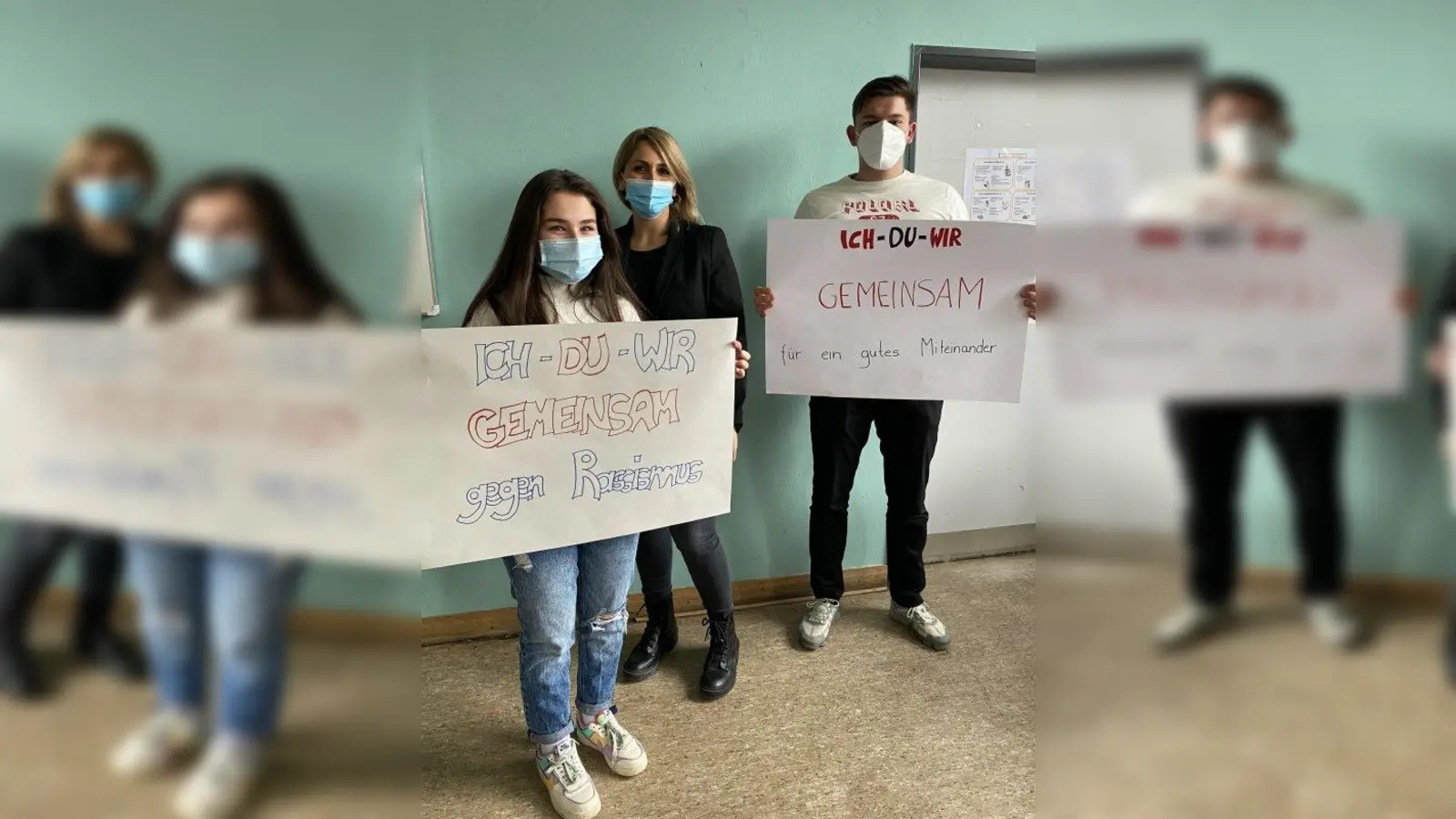 Startschuss für das Projekt (von links): Aleyna Erdogan (Schülersprecherin Mittelschule Zielstattstraße), Funda Caliskan (SMV-Koordinatorin der Verbindungslehrkräfte auf Schulamtsebene und Lehrkraft an der Mittelschule Zielstattstraße) und Andrei-Gabriel Vardianu (Schülersprecher Mittelschule Zielstattstraße). (Foto: Sch)