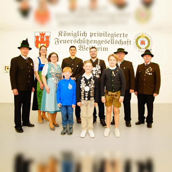 Die erfolgreichen Schützen: vorne von links: 2. Jugendkönig Jakob Loder, 1. Jugendkönig Bennett Schilling, 3. Jugendkönig Elian Rieger; hinten von links: 1. Schützenmeister Peter Schwelle, 2. Königin Nicole Hausler, 1. Königin Diana Büttner, 2. König Dominik Nawrath, 1. König Andreas Schumacher, 3. König Fritz Topitsch, 2. Schützenmeister Hermann Plötz. (Foto: Feuerschützengesellschaft)