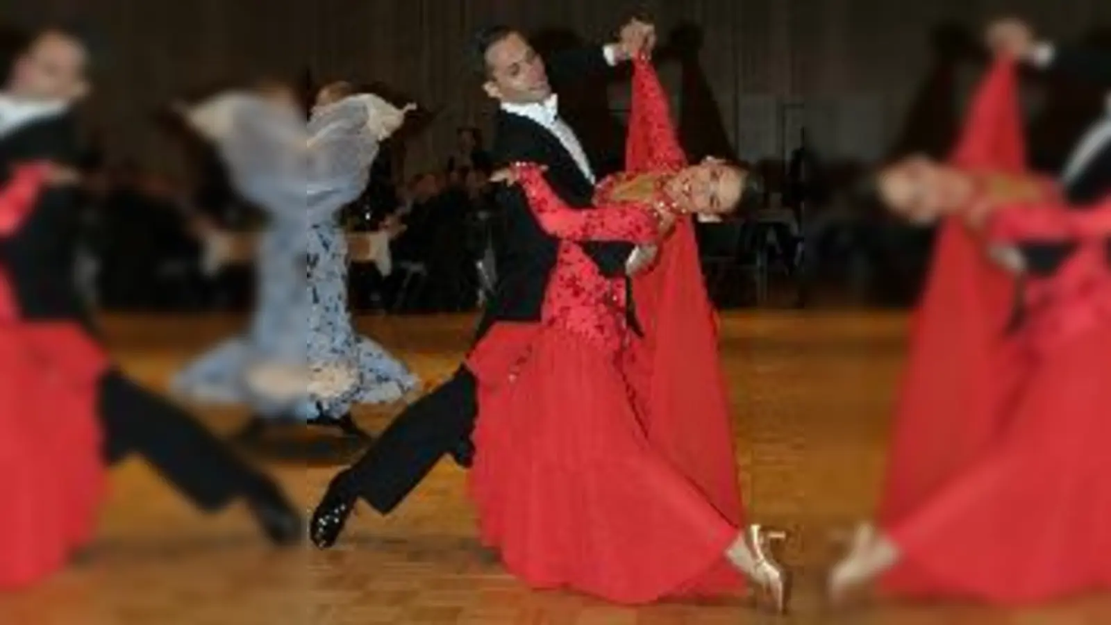 Glamouröse Kleidung an einem glamourösen Abend: Das Internationale Tanzturnier.  (Foto: VA)