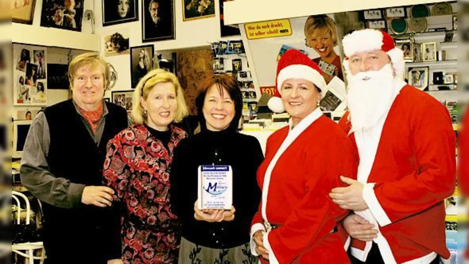 Hoffen, dass möglichst viele Euro für den Moosacher Brunnen zusammenkommen: Christian Lehrer, Senta Lehrer, Landtagsabgeordnete Diana Stachowitz, Rita Högen und Gernot Pichler.	 (Foto: Lehrer)