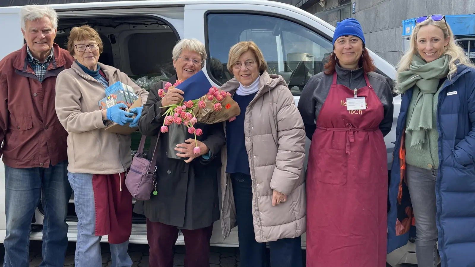 Emily Widmann, Ansprechpartnerin der Caritas für den Hachinger Tisch (r.) freut sich mit anderen Helfern über die Spende der Unterhachinger Gemeinderätinnen, Gertraud Schubert und Dr. Christa Helming (3. und 4. von l.). (Foto: hw)