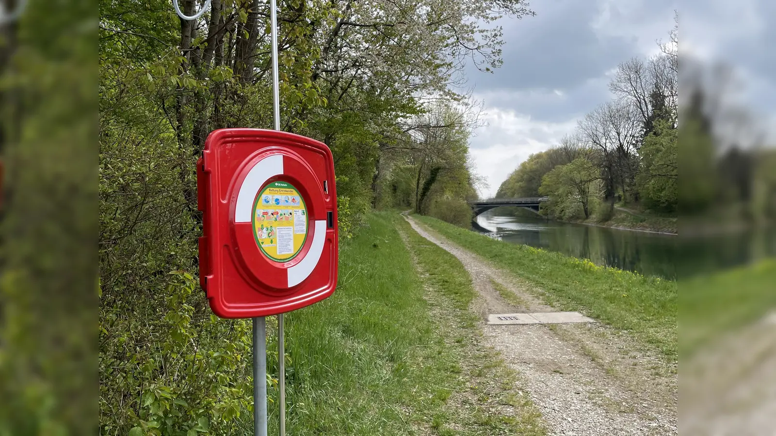 Die Rettungsstationen am Isarkanal in Unterföhring werden immer wieder beschädigt. (Foto: Gemeinde Ufg/klie)