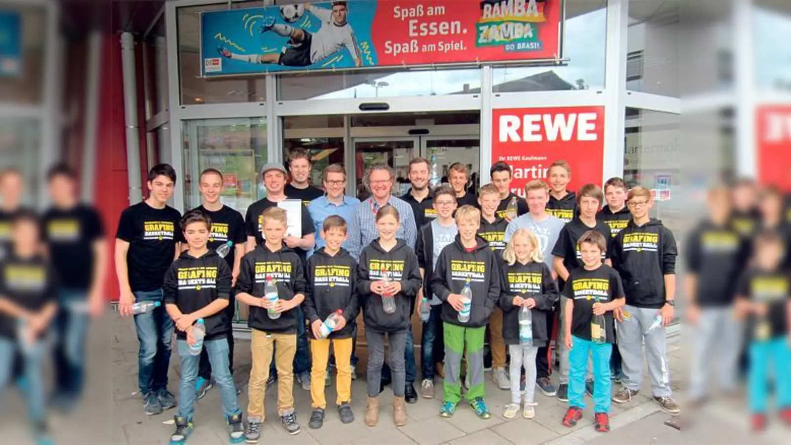 Zahlreiche Sportler des TSV Grafing von der Basketball Abteilung kamen zum Start der Pfandbon  Sammelaktion zum REWE Markt.	 (Foto: Martin Gruber)