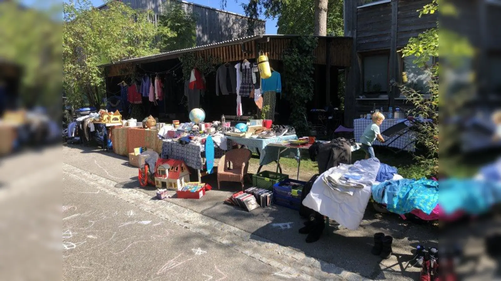 Bei den Hofflohmärkten werden die Waren vor den Häusern aufgebaut und verkauft. (Foto: Archiv/ pst)