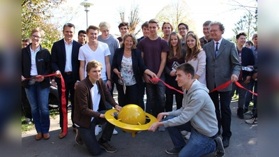 Schüler des Gymnasiums Starnberg weihten die Planetenstraße mit Bürgermeisterin Eva John und ihren Lehrern ein. (Foto: Stadt Starnberg)