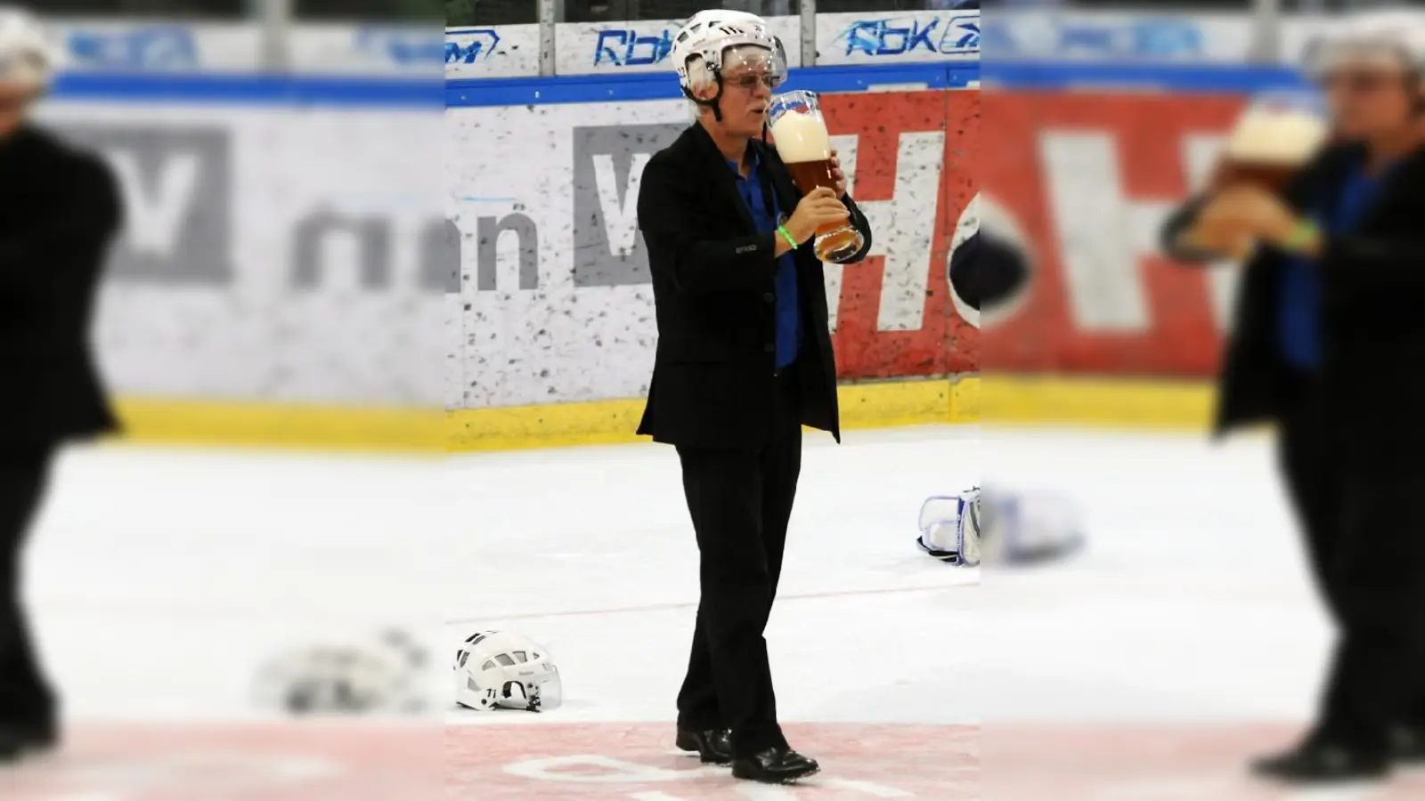 EHC-Geschäftsführer Jürgen Bochanski bei der Meisterfeier. Inzwischen ist ihm die gute Laune vergangen  und vielen EHC-Fans auch.    (Foto: Heike Feiner)