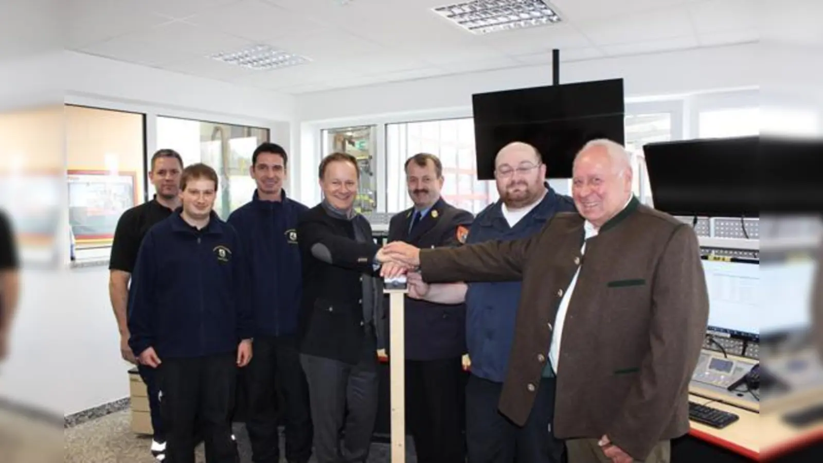 Freudige Gesichter bei der Inbetriebnahme der neuen Führungsstelle in Markt Schwaben. (v. li.)	 (Foto: Kreisbrandinspektion Ebersberg)