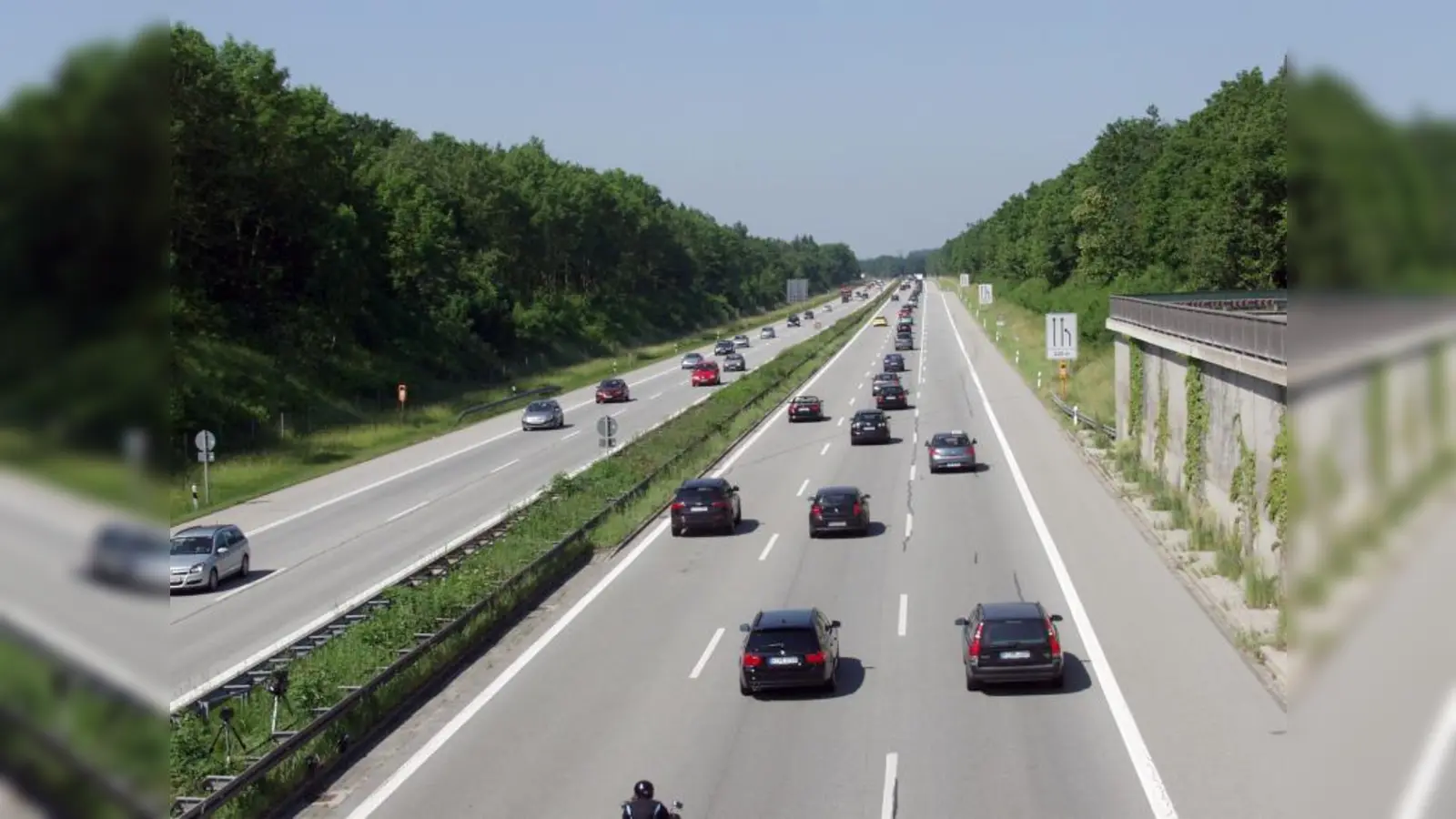 Viel befahren: Der Strom der Autos auf der A96 reißt nie ab. (Foto: Eva Schraft)