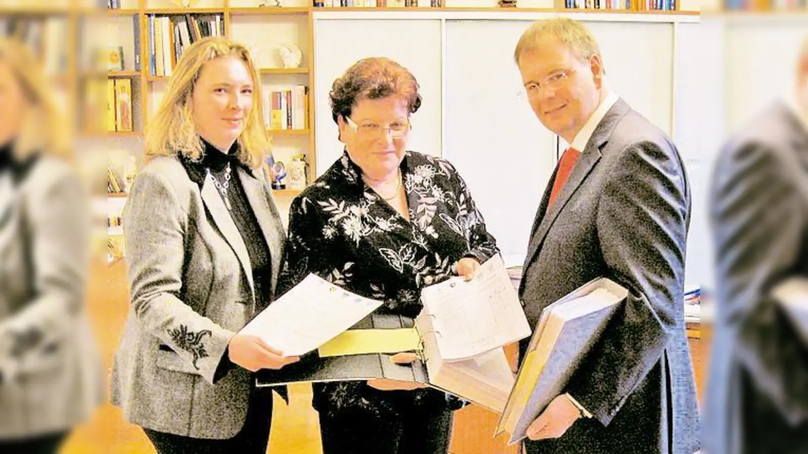 Kerstin Schreyer-Stäblein, MdL, Barbara Stamm, MdL und Präsidentin des Bayerischen Landtags und  Bürgermeister Wolfgang Panzer bei der Übergabe von 11.000 Unterschriften.  (Foto: Privat)